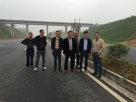 岷東大道東坡段5.8公里道路隔離帶綠化工程順利驗(yàn)收(圖1) 岷東大道東坡段5.8公里道路隔離帶綠化工程順利驗(yàn)收(圖1)