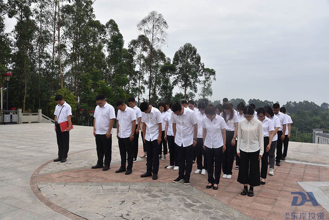 走進(jìn)紅色西山、牢記革命歷史